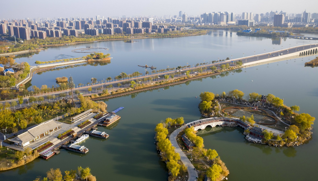宁夏银川市阅海国家湿地公园一景(2022年11月1日摄,无人机照片)。 新华社记者 冯开华 摄