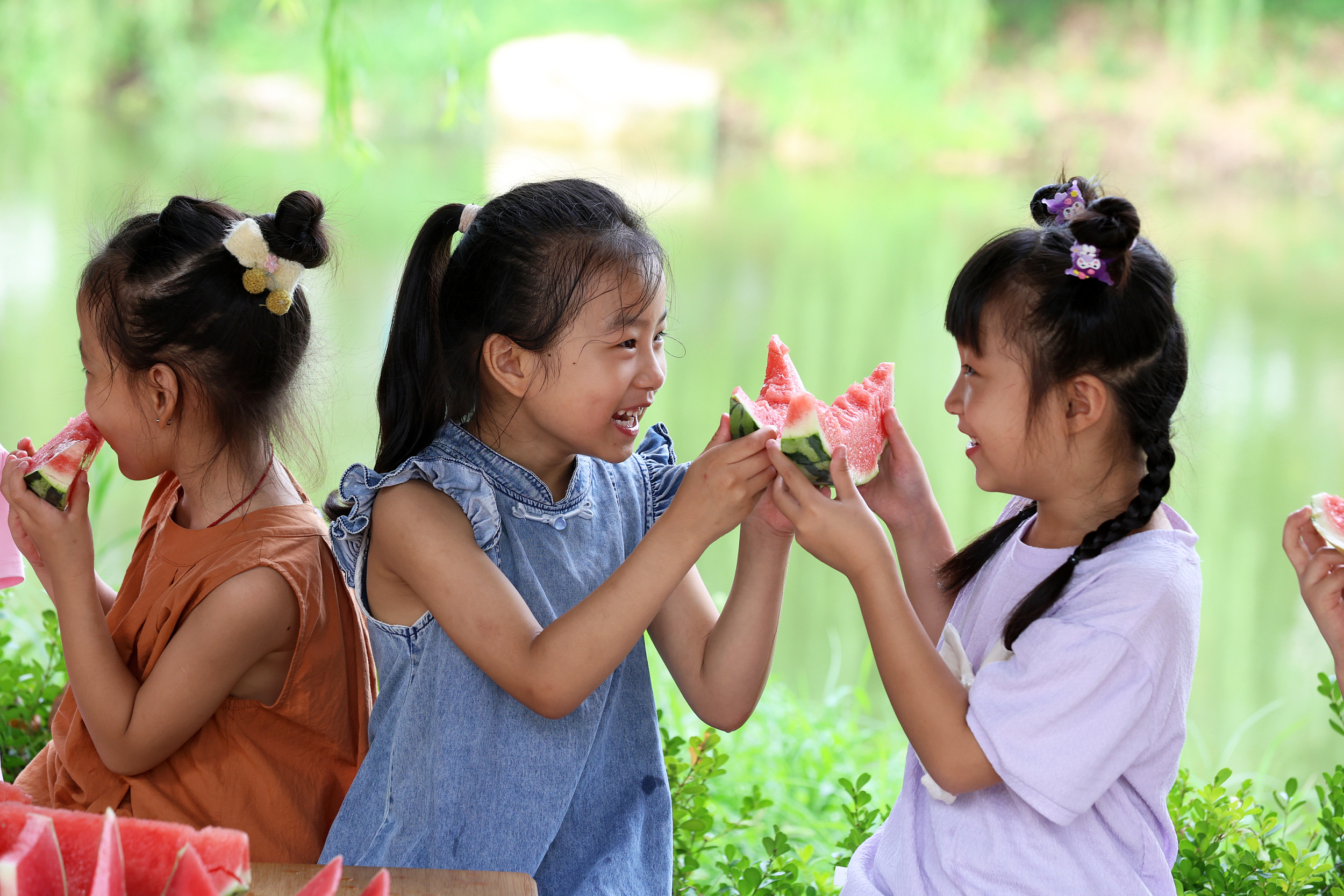 8月6日，在山东省临沂市郯城县，孩子们在吃西瓜“啃秋”。（图片来源：视觉中国）