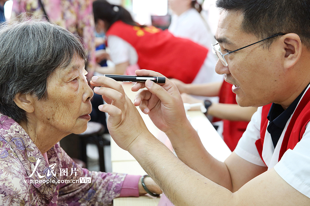 2025年6月5日,江苏省连云港市连云区墟沟街道西园社区在社区活动中心开展“全国爱眼日”主题宣传暨眼健康筛查活动。眼科医生为居民提供专业的眼健康筛查服务,并现场解答眼健康咨询。华南摄(人民图片网)