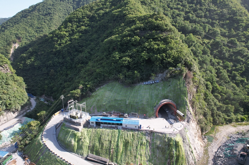 12月11日，西康高铁华家山隧道顺利贯通。马千里 摄