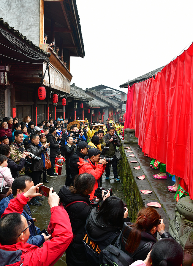 资料图：“亮花鞋”民俗活动。张晓东摄