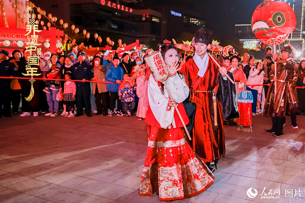 2025年2月11日，第八届厦门市职工元宵奇妙夜活动在五一广场举行，活动将传统非遗文化、国潮元素与提振消费等深度融合，让广大职工沉浸式感受传统佳节的魅力。人民网记者 陈博摄