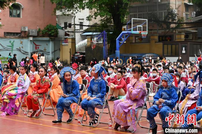 百场粤剧进校园研学体验活动启动仪式在詹天佑小学举办。　陈楚红 摄