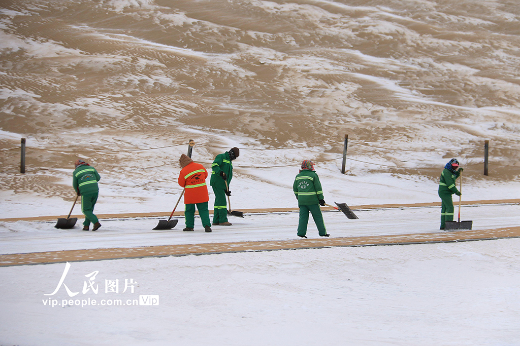 甘肃敦煌：清理景区道路积雪【5】