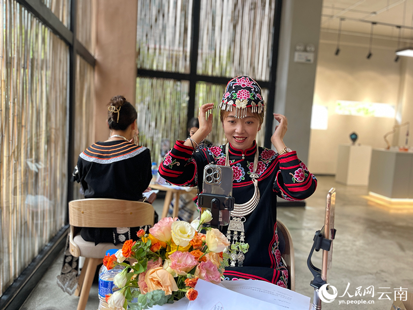 主播们正在直播带货。人民网记者 程浩摄