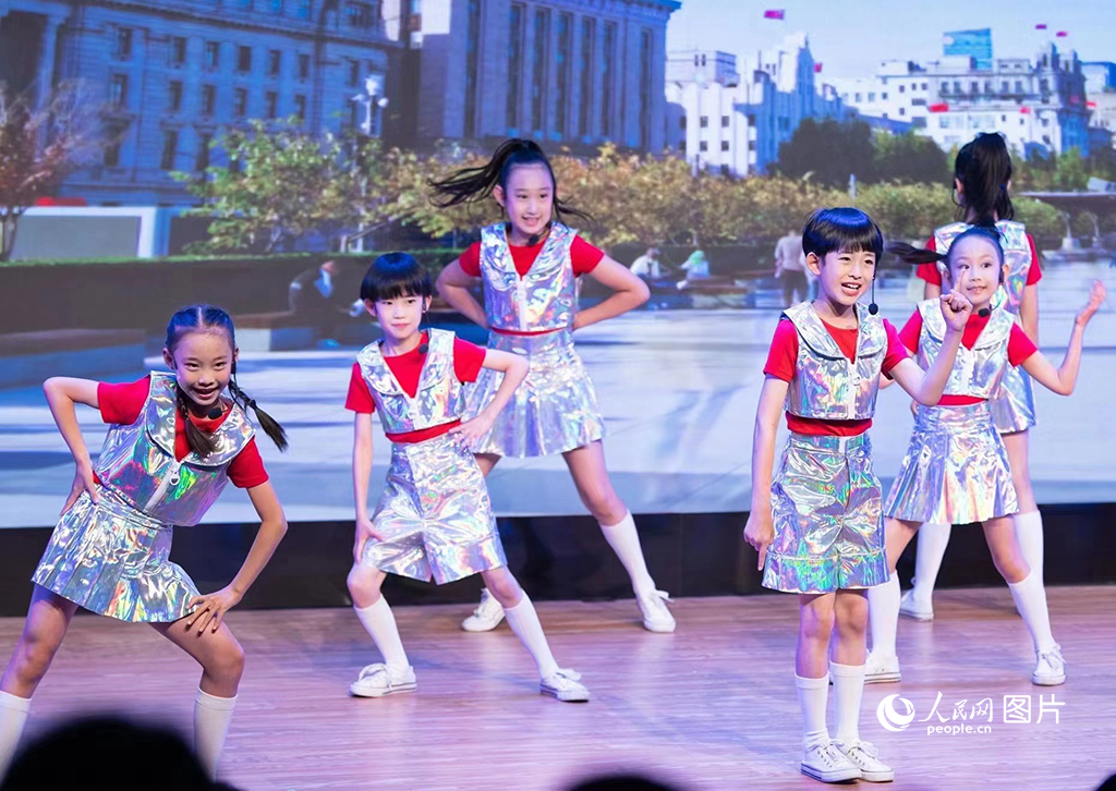 5月27日,上海小荧星艺术团正在表演原创歌舞《魔力之都》,用自己的方式庆祝六一。当日,第九届国际少儿语言艺术大赛决赛在上海少年儿童图书馆(新馆)报告厅顺利落下帷幕。人民网记者 龚莎摄