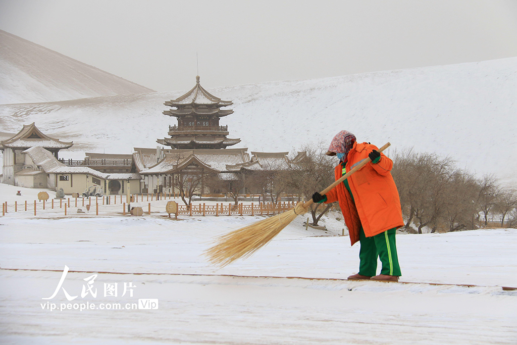 甘肃敦煌：清理景区道路积雪