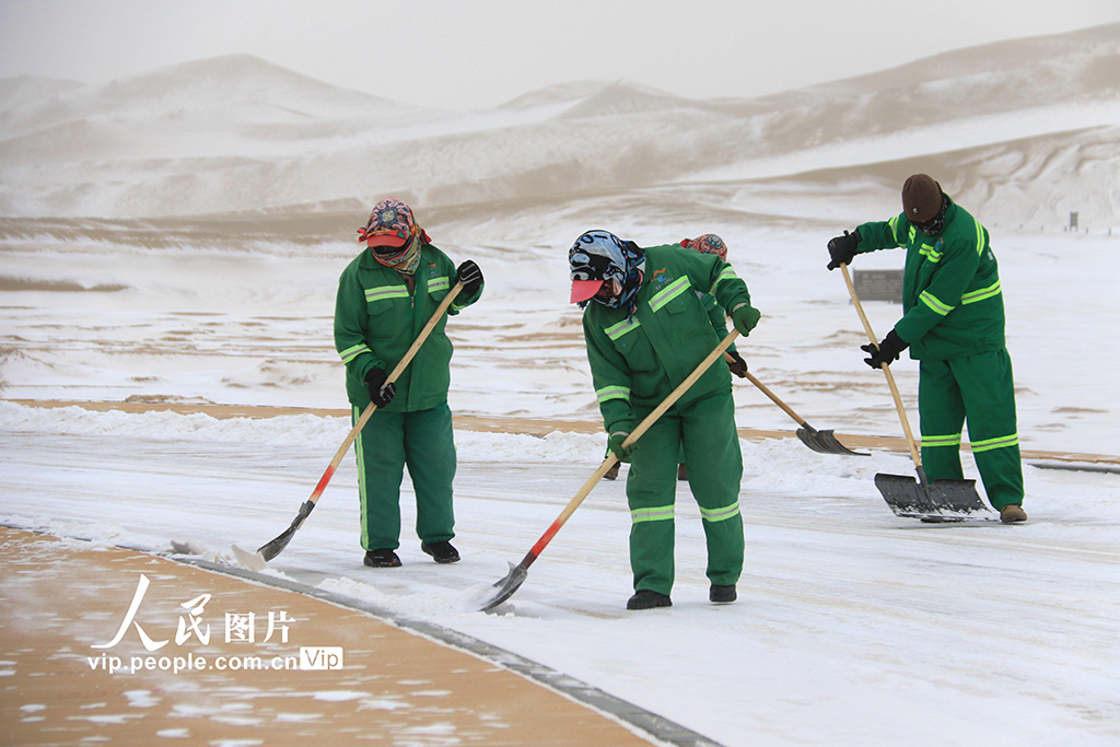 甘肃敦煌：清理景区道路积雪【4】