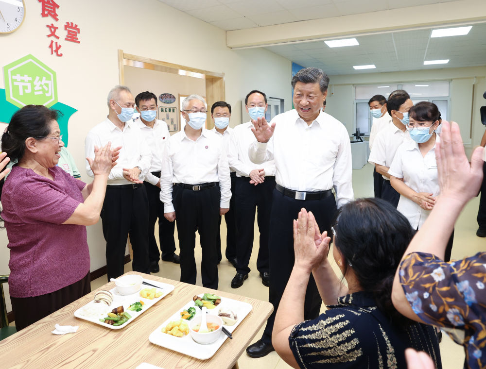 2022年8月16日至17日，中共中央总书记、国家主席、中央军委主席习近平在辽宁考察。这是17日下午，习近平在沈阳市皇姑区三台子街道牡丹社区老年餐厅，同正在用餐的老人们亲切交流。新华社记者 鞠鹏 摄