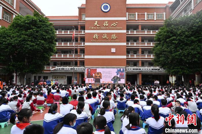 百场粤剧进校园研学体验活动启动仪式在詹天佑小学举办。　陈楚红 摄