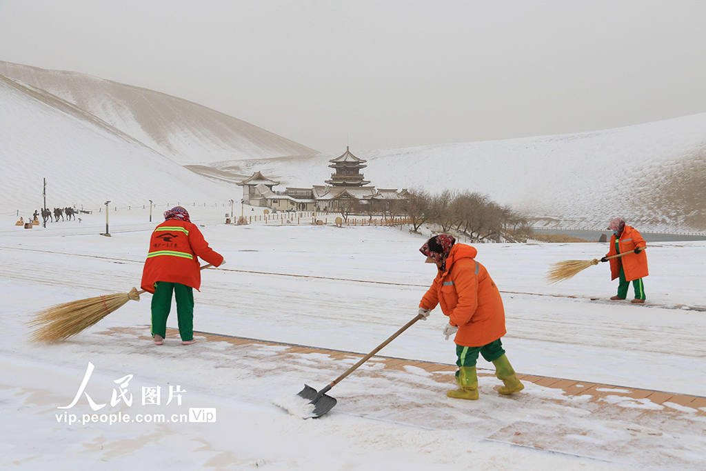 甘肃敦煌：清理景区道路积雪【7】