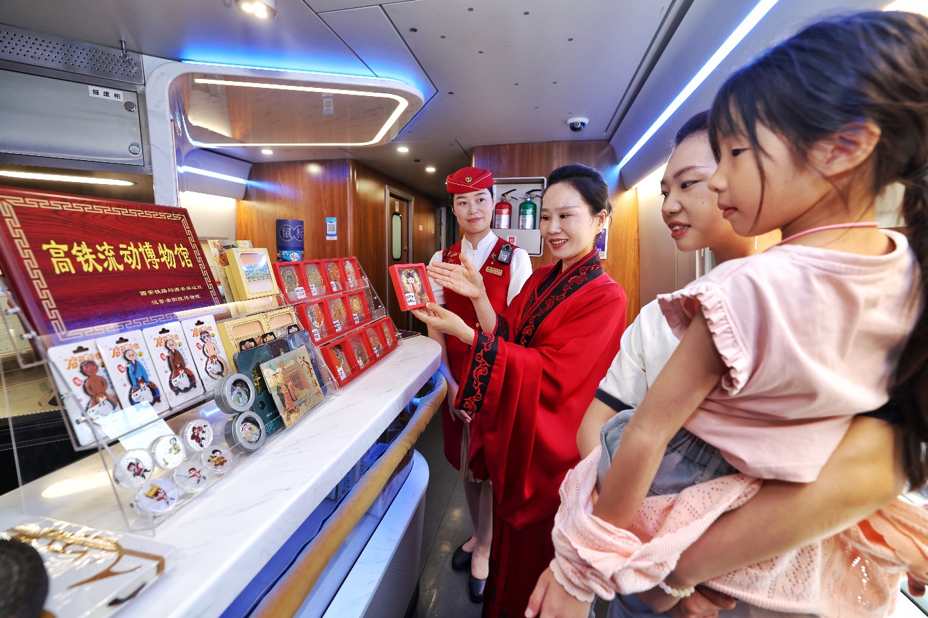 列车工作人员为旅客介绍文创展品。刘松霖摄
