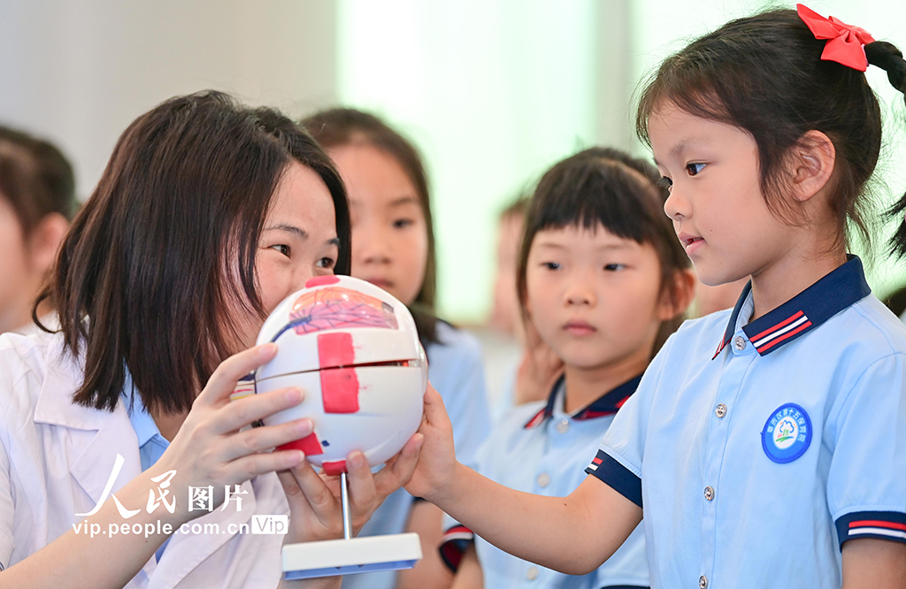 2025年6月5日,在江西省赣州市章贡区第十五保育院,医护人员向孩子们普及爱眼护眼知识。胡江涛摄(人民图片网)