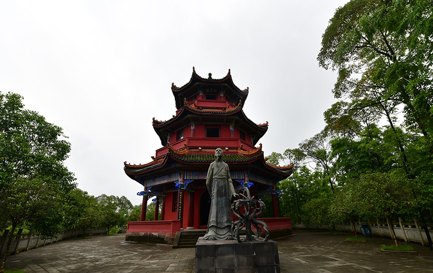 阆中锦屏山上的观星楼和落下闳塑像。张晓东摄