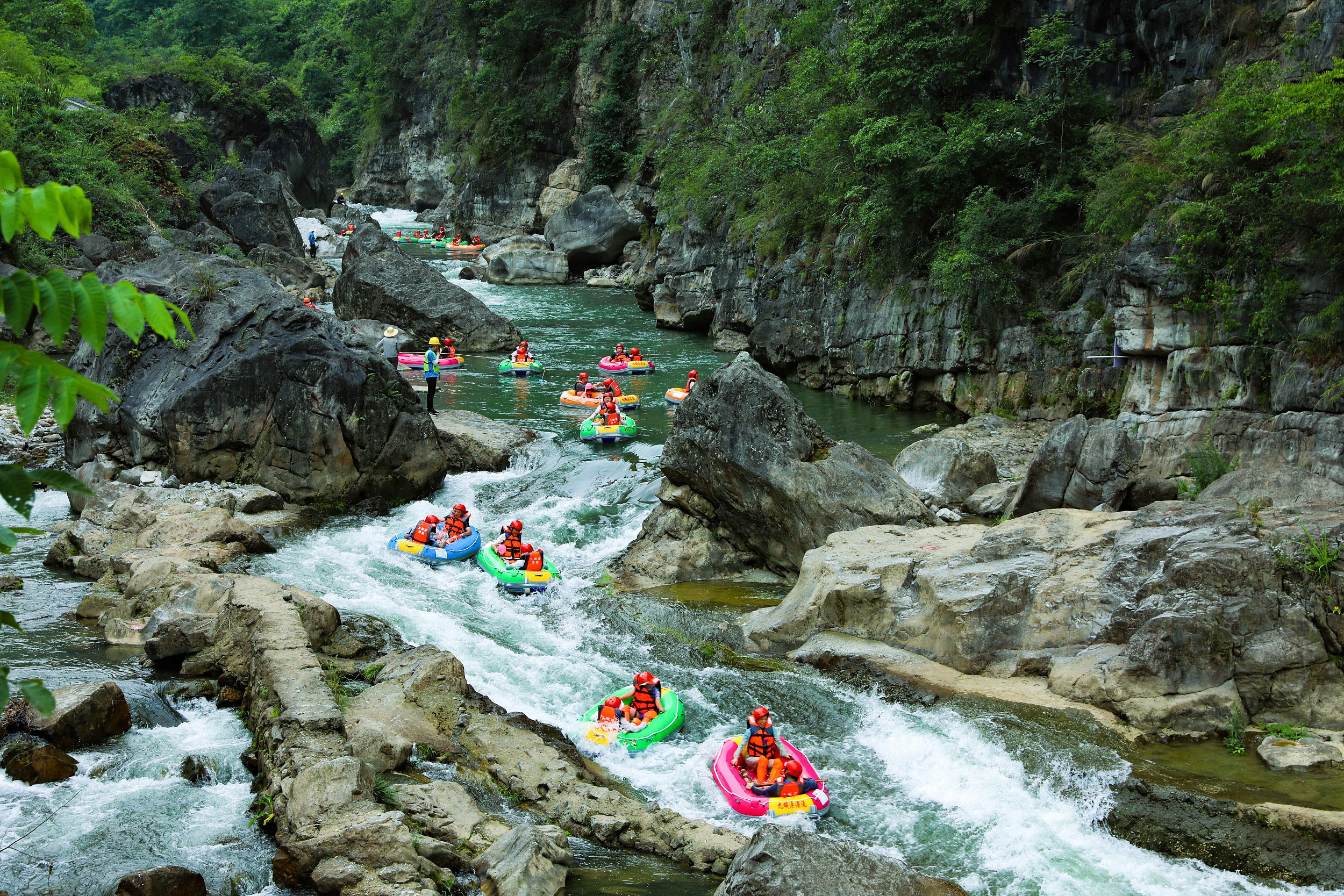 游客在湖北省宜昌市秭归县九畹溪漂流消暑享清凉。（图片来源：视觉中国）