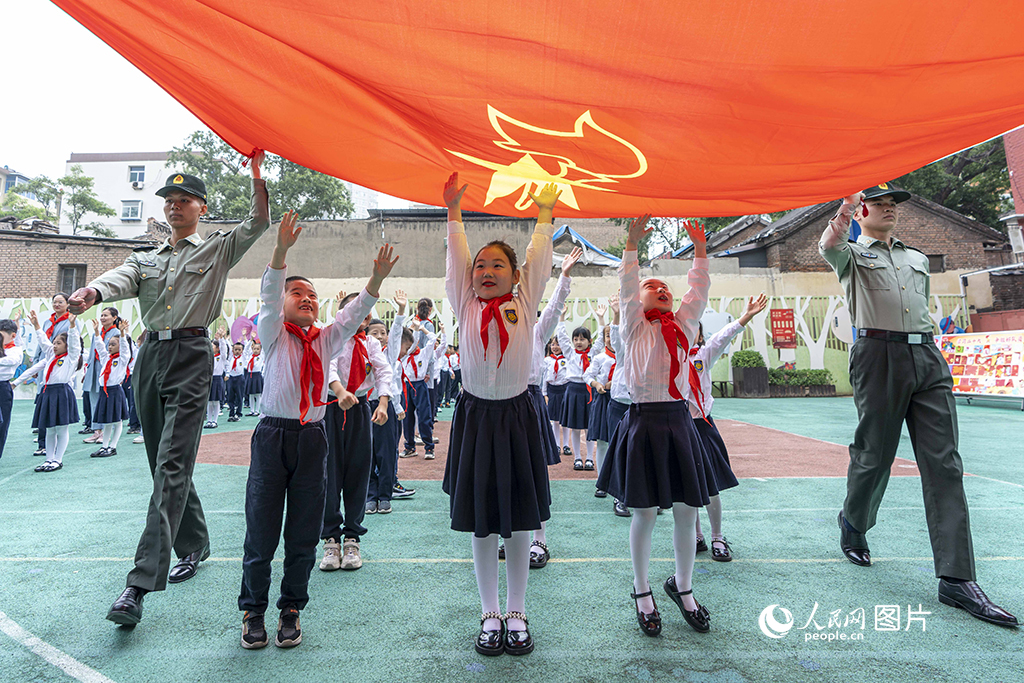 2023年5月31日，山西省实验小学一年级学生加入中国少年先锋队 人民网 卢鹏宇摄