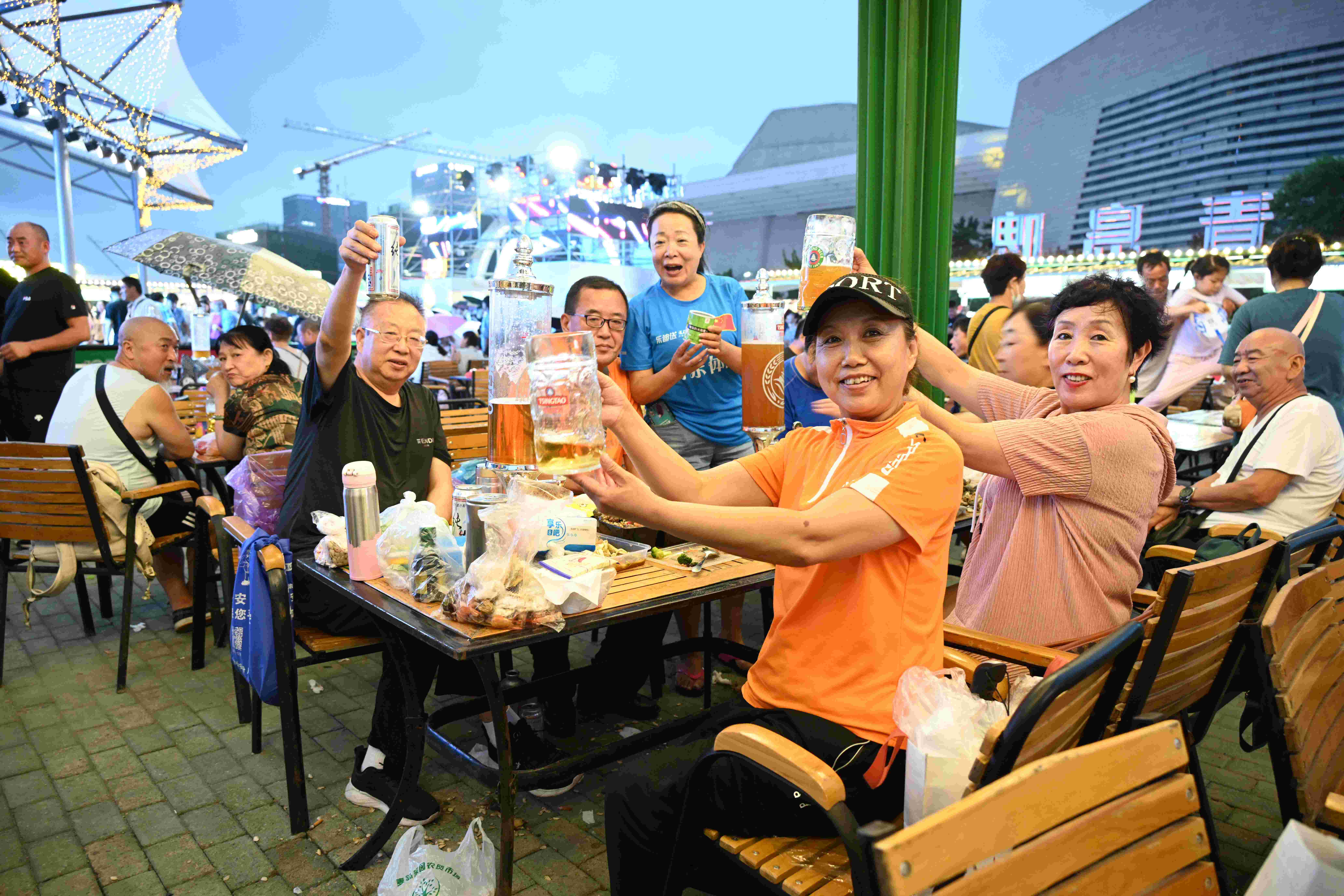 图为啤酒节游客在畅饮青岛啤酒 谭雯摄