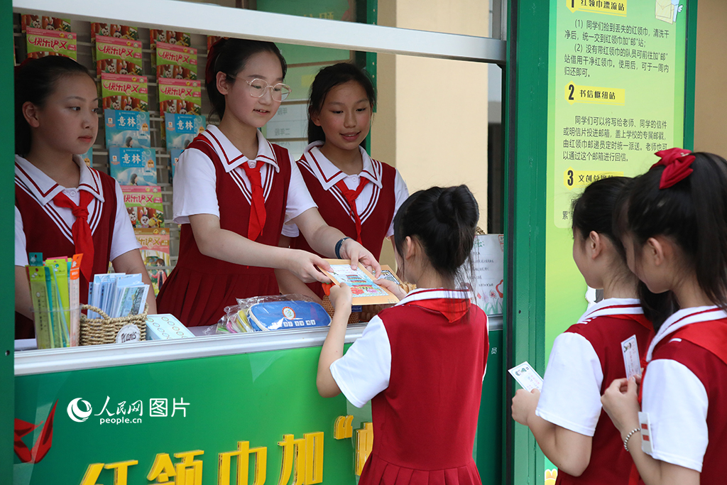 5月26日，福州市温泉小学开设的红领巾加“邮”站将邮政文化与德育教育融合在一起。在这里，孩子们可以用书信分享快乐，还可以用红领巾加“邮”卡、班级表扬信兑换校园积分，让加“邮”站成为名副其实的解忧杂货铺。人民网 叶青卿摄