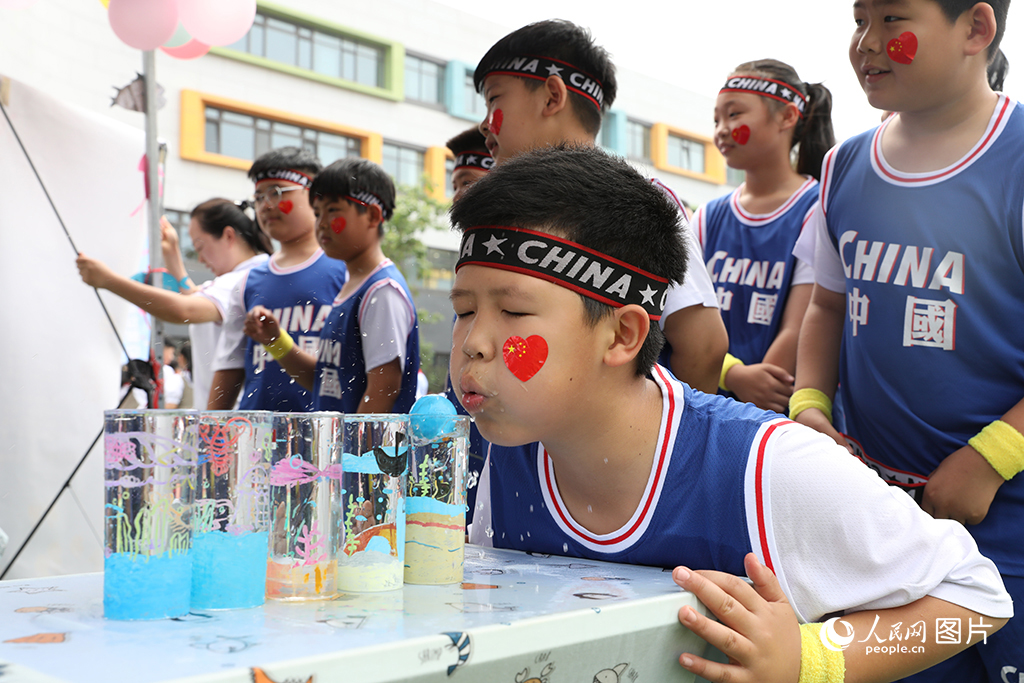 5月31日，雄安容和金源小学举办以“我和雄安一起长大”为主题的欢庆六一嘉年华活动。嘉年华现场设置运动、创作、益智等多类游戏活动，为孩子们营造欢乐的节日氛围。人民网 李兆民摄