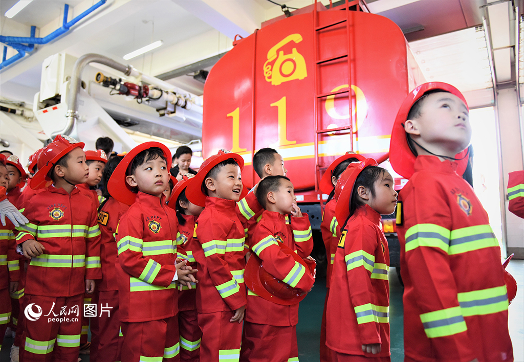 5月29日,幼儿园小朋友们来到哈尔滨市松北区消防救援大队,变身“小小消防员”,体验不一样的“六一”。人民网 苏靖刚摄