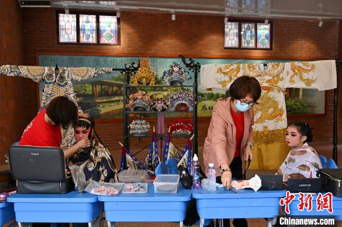 学生体验画大妆。　陈楚红 摄